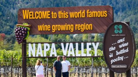 Des touristes devant un vignoble à Yountville, dans la Napa Valley, en Californie, le 5 octobre 2026