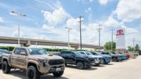 Des Toyota Tacoma sont exposés à la vente chez le concessionnaire Toyota Cedar Park le 7 juillet 2026 à Cedar Park, au Texas