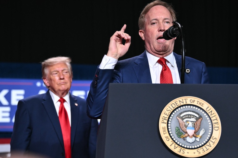 Le candidat républicain pour un siège de sénateur du Texas, Ken Paxton, s'exprime lors d'un meeting aux côtés du président américain Donald Trump à San Antonio (Texas), le 7 octobre 2026
