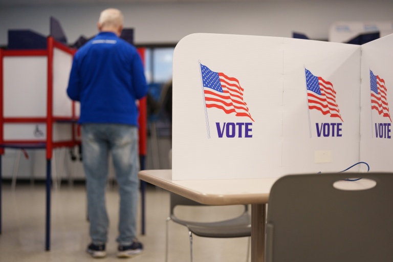 Un électeur américain dans un bureau de vote de Minneapolis, lors du premier jour de vote par anticipation dans le Minnesota (nord), le 16 octobre 2026