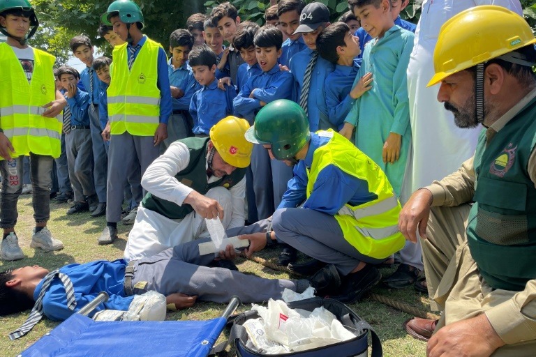 Des formateurs de la Défense civile donnent un cours de premiers secours à des écoliers dans une école à Muzaffarabad, au Cachemire pakistanais, où l'on craint un retour des hostilités avec l'Inde, le 30 avril 2025