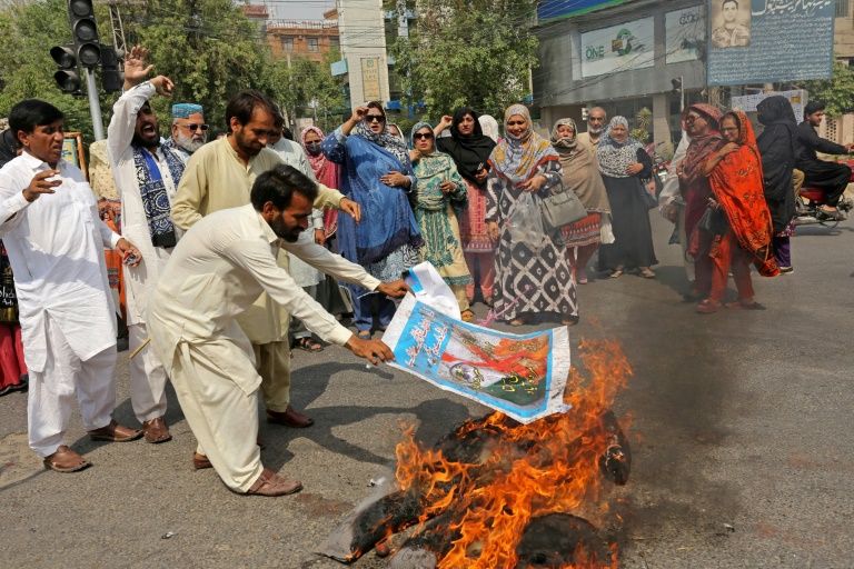 Des manifestants brûlent une effigie du Premier ministre indien Narendra Modi lors d'un rassemblement contre l'Inde, le 1er mai 2025 à Multan, au Pakistan