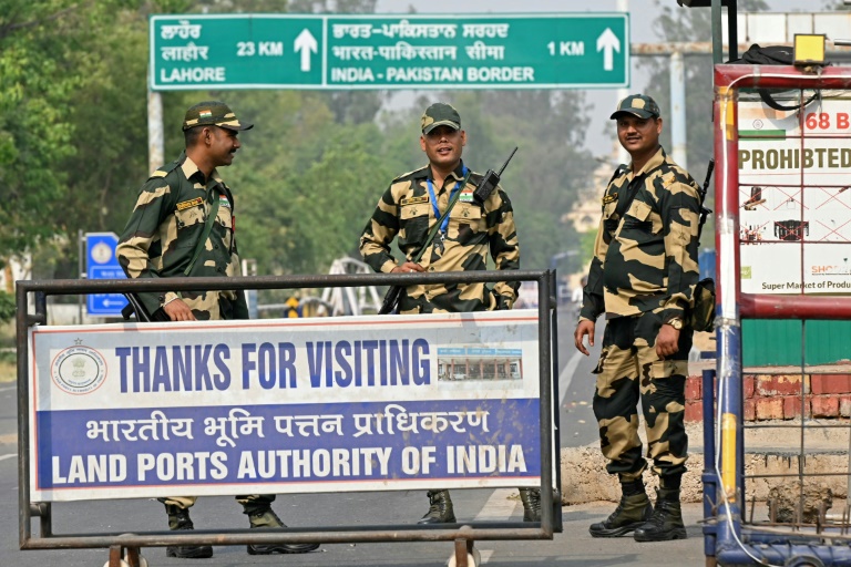 Des membres des forces de sécurité indiennes surveillent la frontière avec le Pakistan, au poste de Wagah, à 35 km d'Amristar, le 1er mai 2025
