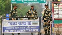Des membres des forces de sécurité indiennes surveillent la frontière avec le Pakistan, au poste de Wagah, à 35 km d'Amristar, le 1er mai 2025