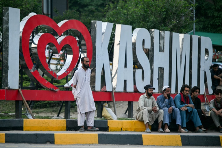 Des travailleurs assis au bord d'une route à Muzaffarabad, au Cachemire pakistanais, le 30 avril 2025