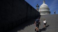 Des visiteurs grimpent les marches menant au Capitole de Washington, siège du Congrès américain, le 2 septembre 2026