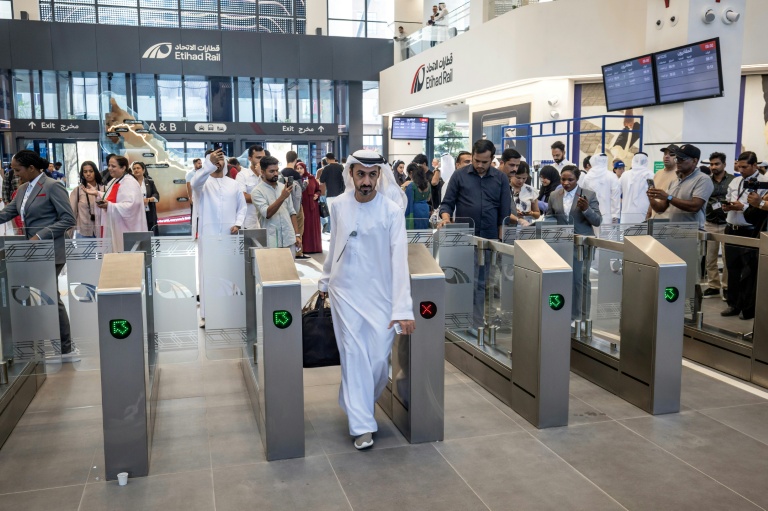 Des passagers arrivent à la gare Mohamed ben Zayed à Abou Dhabi, pour le voyage inaugural du premier train de voyageurs des Émirats arabes unis, le 30 juin 2026