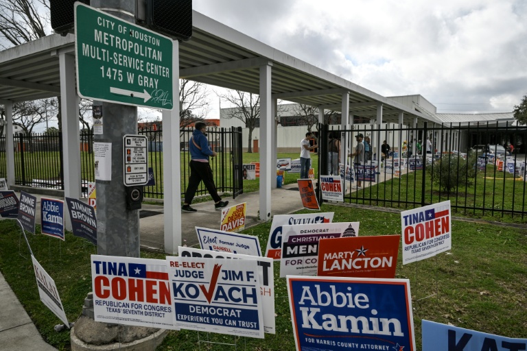 Des pancartes électorales à l'entrée d'un bureau de vote à Houston, au Texas, le 3 mars 2026