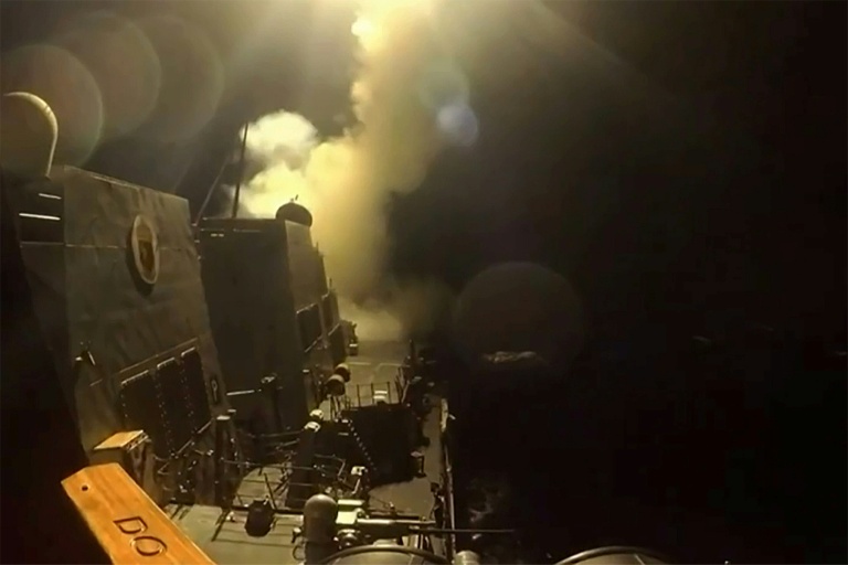 Capture d'écran réalisée à partir d'une vidéo diffusée le 11 juin 2026 par le Commandement central américain (CENTCOM), montrant, selon l'armée américaine, des frappes visant des cibles iraniennes