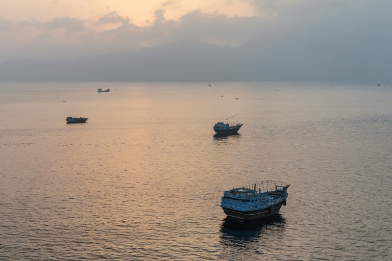 Des bateaux ancrés au large de la péninsule de Musandam, au nord d'Oman, près du détroit d'Ormuz, le 27 juin 2026