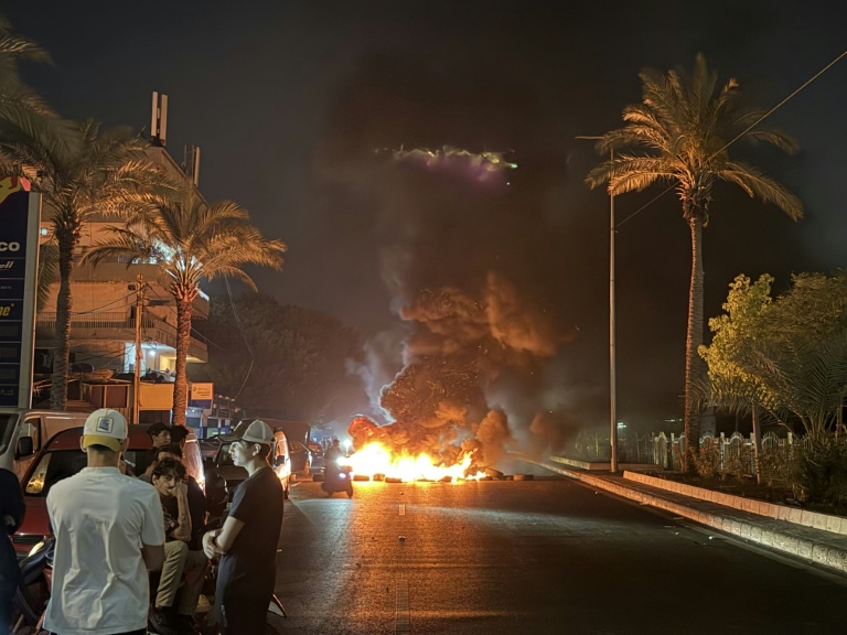 Des partisans du Hezbollah bloquent la route menant à l'ancien aéroport, dans la banlieue sud de Beyrouth, en brûlant des pneus pour protester contre l'accord trilatéral signé entre les Etats-Unis, Israël et le Liban le 27 juin 2026