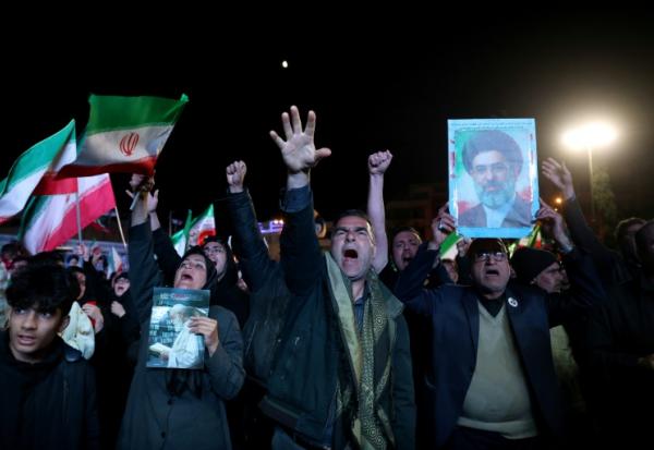 Des Iraniens rassemblés place Engelab à Téhéran après l'annonce d'un cessez-le-feu entre les Etats-Unis et l'Iran, le 8 avril 2026