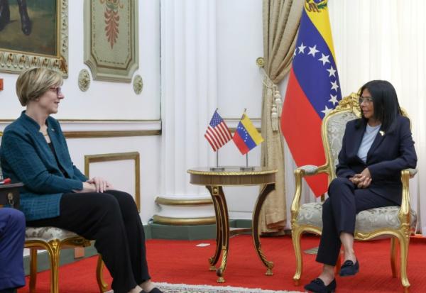 La présidente par intérim du Venezuela Delcy Rodriguez (à gauche) reçoit la chargée d'affaires américaine Laura Dogu, le 2 février 2026 à Caracas