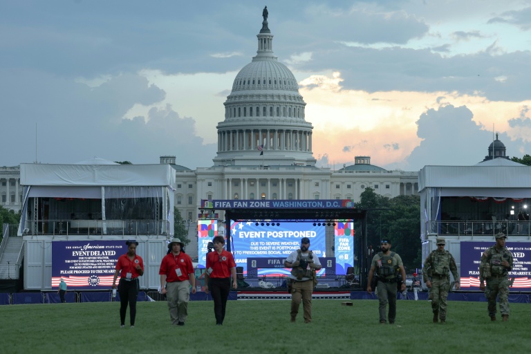 Les autorités américaines évacuent le National Mall, lieu des célébrations de la fête nationale à Washington, le 4 juillet 2026
Les autorités américaines évacuent le National Mall, lieu des célébrations de la fête nationale à Washington, le 4 juillet 2026
