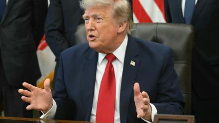Le président américain Donald Trump parle à la presse dans le Bureau ovale de la Maison Blanche, à Washington, le 13 juillet 2026