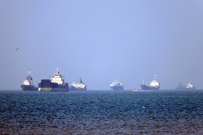 Photo fournie par l'agence iranienne Isna le 4 mai 2026, montrant des bateaux coinvés dans le détroit d'Ormuz au large de Bandar Abbas, dans le sud de l'Iran