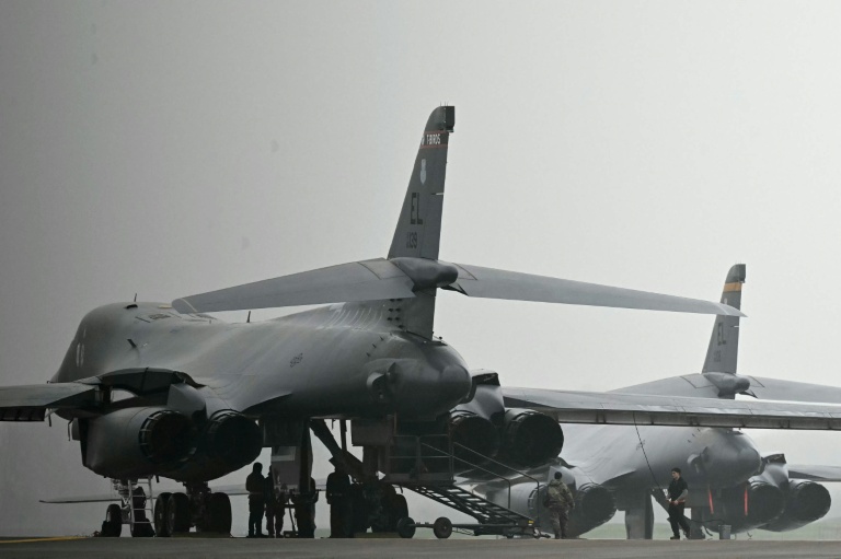 Des bombardiers B-1 de l’US Air Force sur le tarmac de la base de la RAF de Fairford, dans le sud-ouest de l’Angleterre, le 7 mars 2026