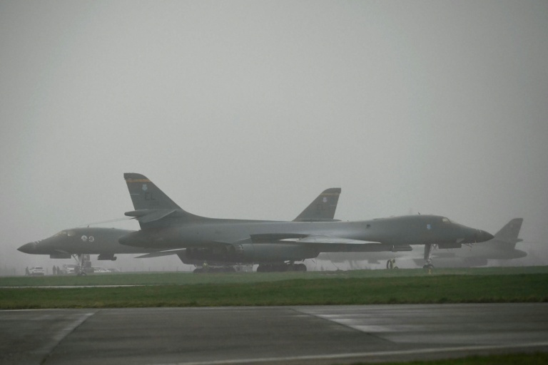 Trois bombardiers B-1 de l’armée de l'air américaine sur le tarmac de la base de la RAF de Fairford, dans le sud-ouest de l’Angleterre, le 7 mars 2026