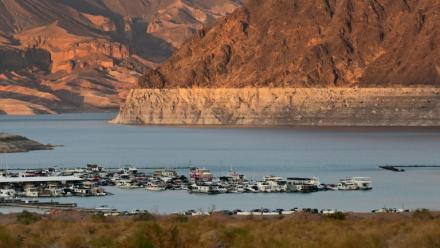Traces du manque d'eau lié à la sécheresse sur les rives du lac Mead, dans le Nevada, le 21 août 2026