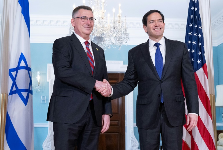 Le secrétaire d'Etat américain Marco Rubio (d) et le ministre israélien des Affaires étrangères, Gideon Saar, le 27 août 2025 à Washington