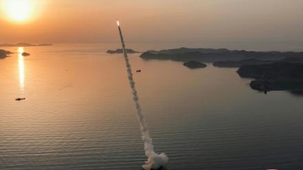 Cette photographie du 19 avril 2026 réalisée par l'agence nationale de presse officielle KCNA de la Corée du Nord et diffusée le 20 avril 2026 montre un test de missile balistique dans un lieu non précisé du pays