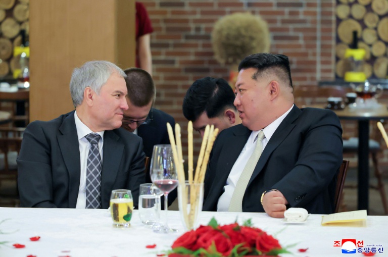 Photographie du 26 avril 2026 réalisée par l'agence nationale de presse officielle KCNA et diffusée le 27 avril 2026 d'une rencontre entre le dirigeant nord-coréen Kim Jong Un, à droite et le président de la Douma russe Viatcheslav Volodine, à gauche, lors d'un dîner à Pyongyang, en Corée du Nord