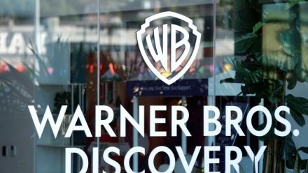 Le logo du studio hollywoodien Warner Bros Discovery à Culver City, le 5 décembre 2025 en Californie