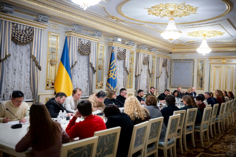 Photo remise le 7 février 2026 par le service de presse de la présidence ukrainienne montrant le président Volodymyr Zelensky (C) le 6 février 2026 avec des journalistes, à Kiev