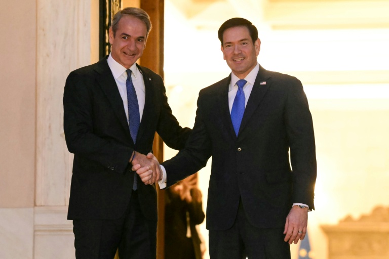 Le secrétaire d'Etat américain Marco Rubio (d) et le Premier ministre grec Kyriakos Mitsotakis à Athènes, le 7 octobre 2026