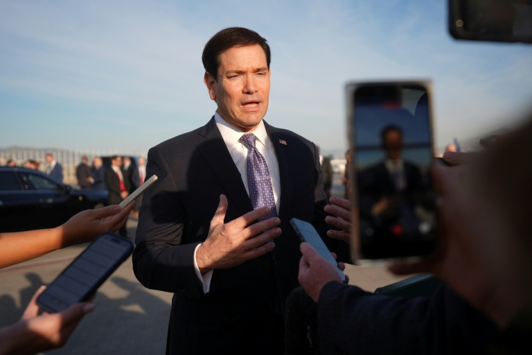 Le secrétaire d'Etat américain Marco Rubio s'adresse à la presse à l'aéroport d'Athènes avant de prendre l'avion pour le Portugal, le 8 octobre 2026 en Grèce