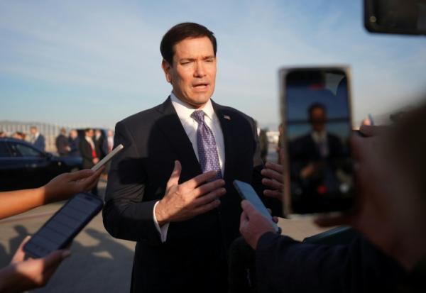 Le secrétaire d'Etat américain Marco Rubio s'adresse à la presse à l'aéroport d'Athènes avant de prendre l'avion pour le Portugal, le 8 octobre 2026 en Grèce