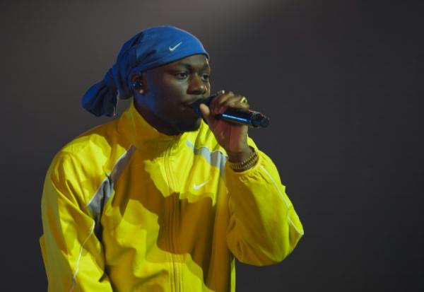Le chanteur français Tiakola se produit sur scène lors de la 49e édition du Printemps de Bourges, dans le centre de la France, le 19 avril 2025