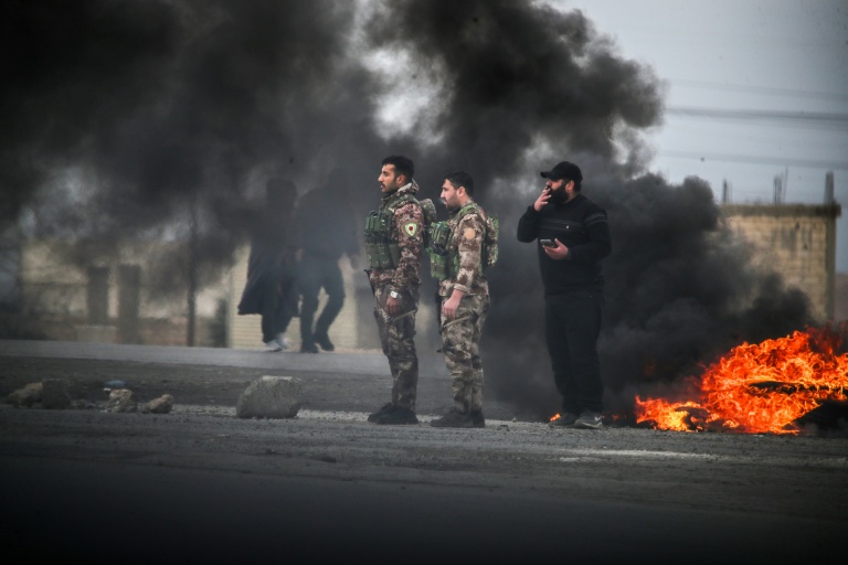 Combattants kurdes à l'entrée de Tabqa, dans le nord de la Syrie, le 17 janvier 2026