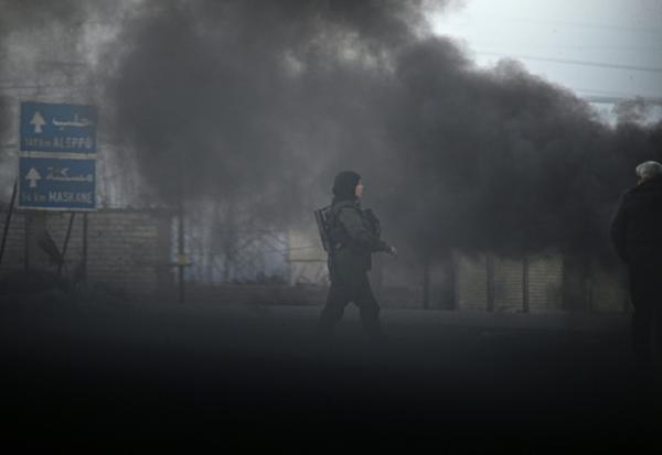 Un combattant kurde à l'entrée de la ville de Tabqa avant sa reprise par les forces de Damas, le 17 janvier 2026
