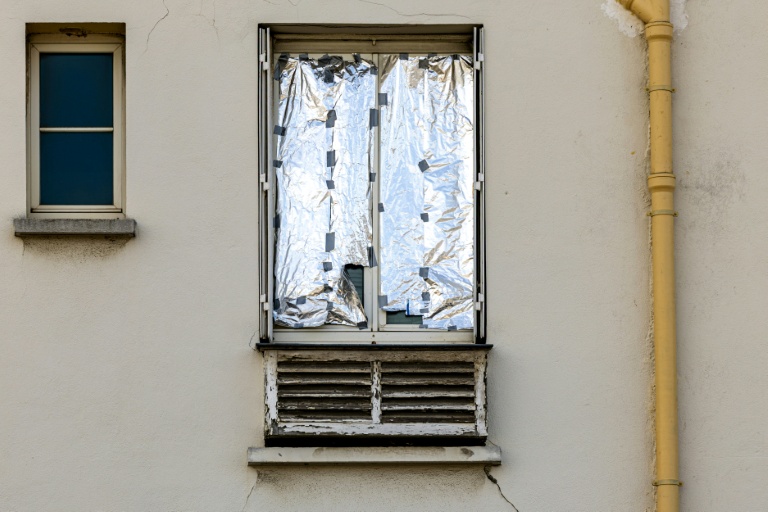 Une fenêtre protégée par une couverture de survie pour limiter la chaleur à Paris le 20 juillet 2026