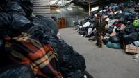 Un entrepôt d'Emmaüs rempli de sacs poubelle pleins de vêtements, à Parempuyre (Gironde), le 20 décembre 2025