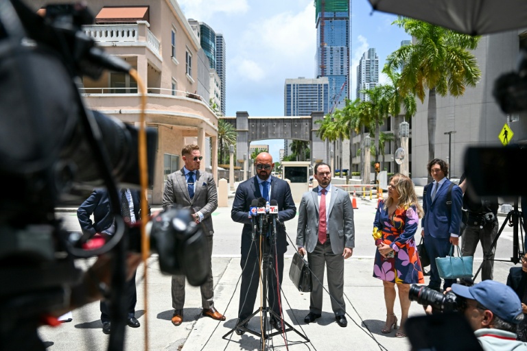 Joseph McBride (C), l'avocat d'Andrew Tate et Tristan Tate, s'exprime devant les jounalistes à l'issue d'une audience devant un tribunal de Miami, le 20 juillet 2026