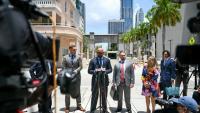 Joseph McBride (C), l'avocat d'Andrew Tate et Tristan Tate, s'exprime devant les jounalistes à l'issue d'une audience devant un tribunal de Miami, le 20 juillet 2026