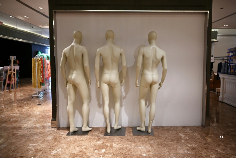Des mannequins dans les Galeries Lafayette la veille de le fermeture du magasin de Pékin, en Chine, le 26 mai 2026