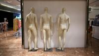 Des mannequins dans les Galeries Lafayette la veille de le fermeture du magasin de Pékin, en Chine, le 26 mai 2026