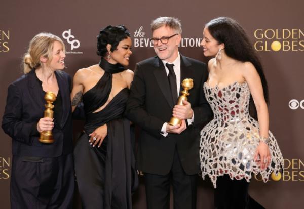 De gauche à droite: la productrice américaine Sara Murphy, l'actrice américaine Teyana Taylor, le réalisateur américain Paul Thomas Anderson et l'actrice américaine Chase Infiniti, recompensés par le Golden Globe de la meilleure comédie pour "Une bataille après l'autre", lors de la cérémonie des Golden Globes à Beverly Hills, le 11 janvier 2026