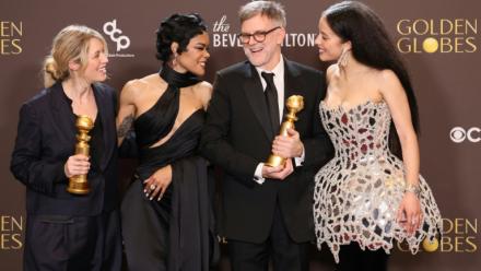 De gauche à droite: la productrice américaine Sara Murphy, l'actrice américaine Teyana Taylor, le réalisateur américain Paul Thomas Anderson et l'actrice américaine Chase Infiniti, recompensés par le Golden Globe de la meilleure comédie pour "Une bataille après l'autre", lors de la cérémonie des Golden Globes à Beverly Hills, le 11 janvier 2026