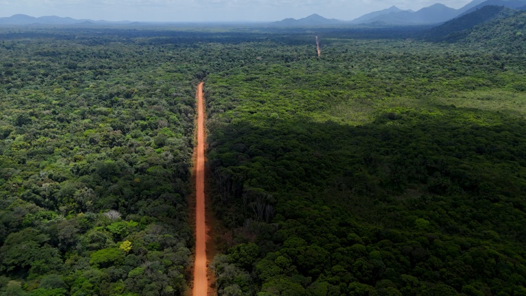 La piste reliant sur près de 500 km Georgetown, capitale du Guyana, à Lethem, dans le sud-ouest, à la frontière du Brésil, le 28 août 2025