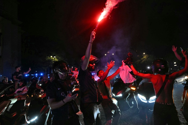 Des supporteurs célèbrent la victoire du PSG en Ligue des Champions, le 30 mai 2026 à Paris