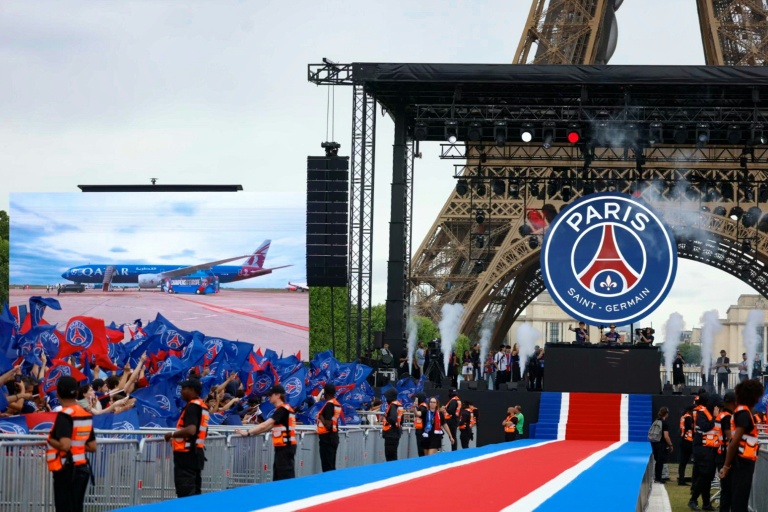 Vue du Champs-de-Mars où les joueurs du PSG vont être fêtés après leur deuxième titre en Ligue des champions, tandis que leur avion apparaît sur l'écran géant à son arrivée à Charles-de-Gaulle, le 30 mai 2026 à Paris