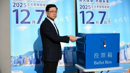 Le chef de l'exécutif de Hong Kong, John Lee, vote lors des élections au Conseil législatif à Hong Kong, le 7 décembre 2025