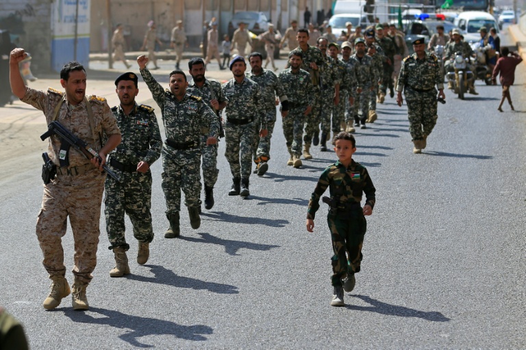 Des partisans des autorités houthies défilent lors d'un rassemblement visant à recruter de nouveaux combattants, le 10 septembre 2026 à Sanaa, au Yémen