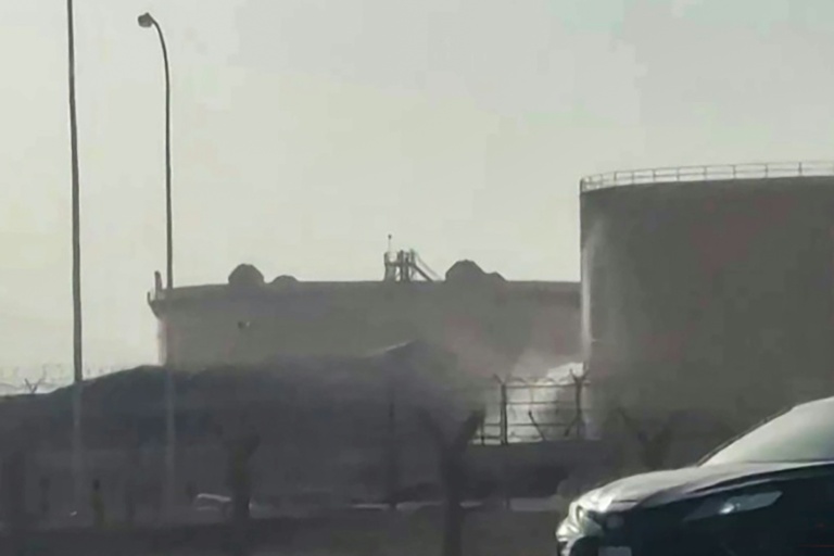 Image tirée d'une vidéo de l'AFPTV du 19 septembre 2026, montrant un incendie au dépôt de carburant d'Aramco, près de l'aéroport international du roi Khaled à Ryad, en Arabie saoudite