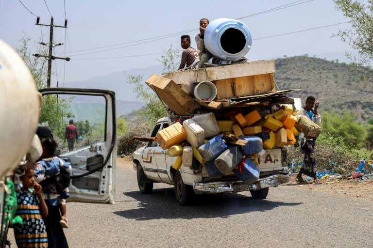 Des habitants déplacés, ayant fui la reprise des affrontements entre les forces gouvernementales yéménites (soutenues par l'Arabie saoudite) et les rebelles houthis, se dirigent vers la zone d'Al-Kadah, dans le gouvernorat de Taïz, le 6 septembre 2026 au Yémen