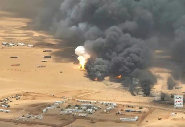 Image diffusée le 7 septembre 2026 par les Houthis montrant une frappe de missile balistique contre des camions transportant du matériel militaire depuis l'Arabie saoudite vers le camp militaire d'Al-Wadiah, dans la province de Hadramaout, au Yémen